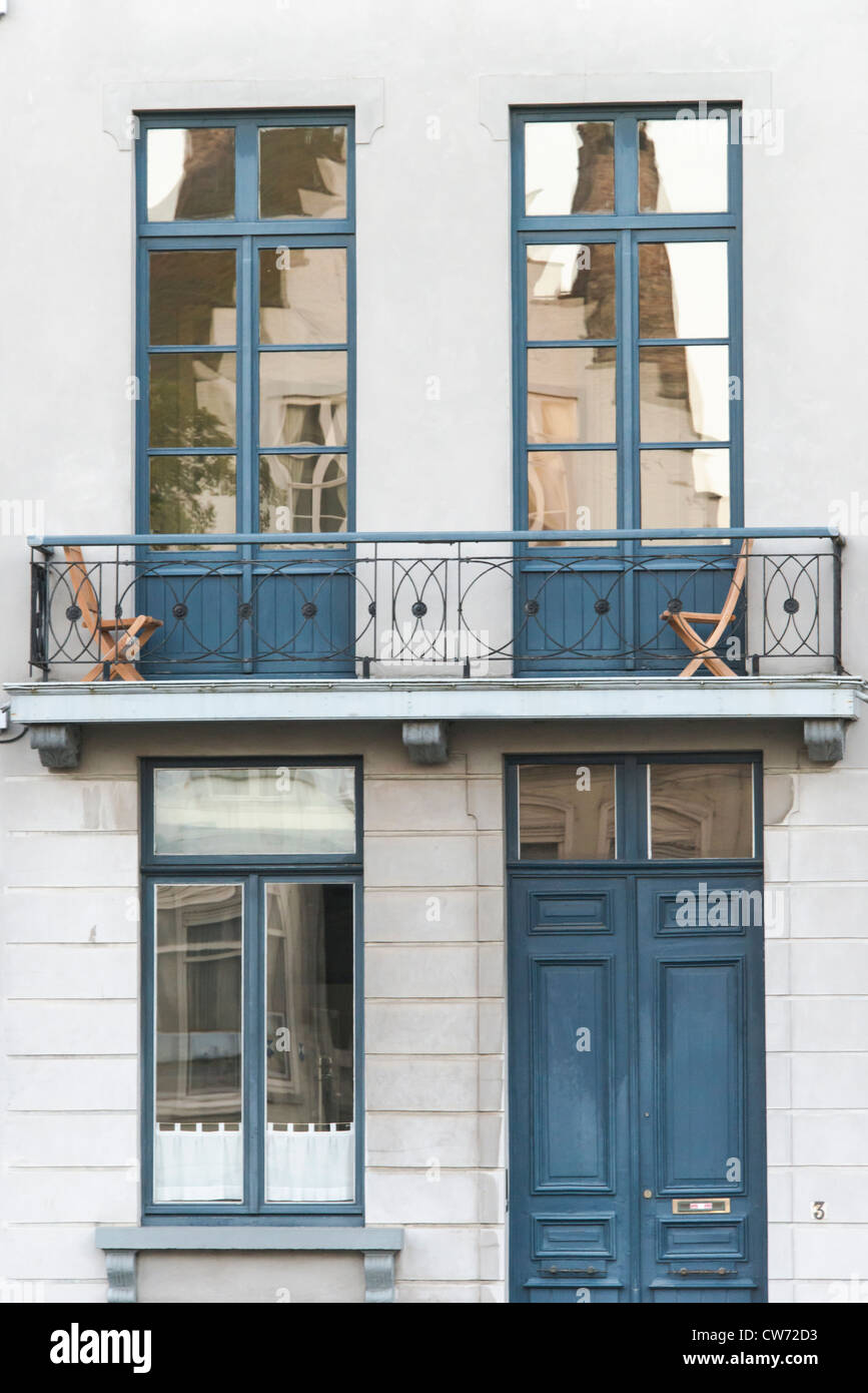 3 blauen Fensterrahmen und eine blaue Tür ein geometrische Bild erstellen Stockfoto