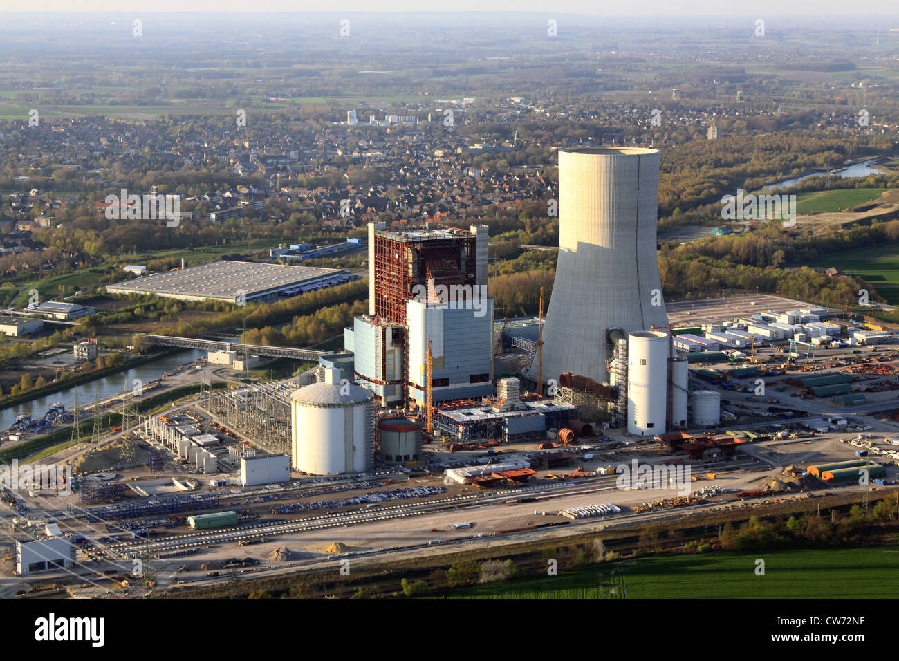 Bau eines neuen Kohle befeuerten Kraftwerks in Datteln am Dortmund-Ems-Kanal und die Stadt Datteln auf der linken Seite, Deutschland, Nordrhein-Westfalen, Ruhrgebiet, Datteln Stockfoto