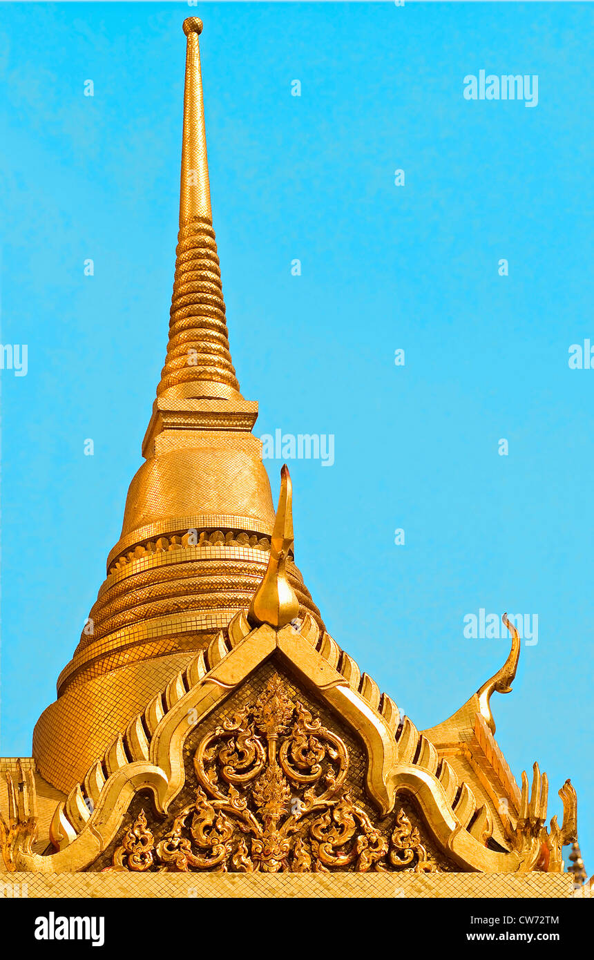 Goldene Tempel Dach gesetzt gegen ein strahlend blauer Himmel bei der Grand Palace Bangkok, Thailand, Bangkok Stockfoto