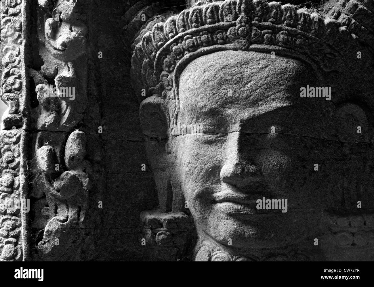 Steinrelief eines Gesichts in der berühmten Angkor Wat Tempel in der Nähe von Siam Reap, Kambodscha Stockfoto