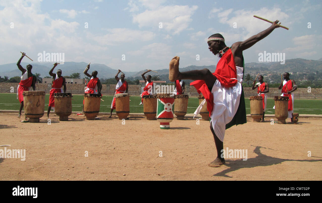 traditionelle burundischen Tänzer und Trommler (Tambourinaires) präsentieren ihre Fähigkeiten im Fußball-Stadion in Bujumbura anlässlich des internationalen Tags gegen Folter (26. Juni 2009), Burundi, Bujumbura Mairie, Rohero 1, Bujumbura Stockfoto