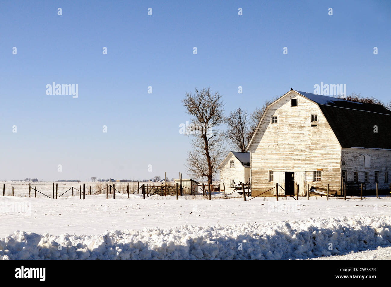 USA-Illinois-Winter-Szene des Mittelwestens Bauernhof gut verwitterte Scheune Stockfoto