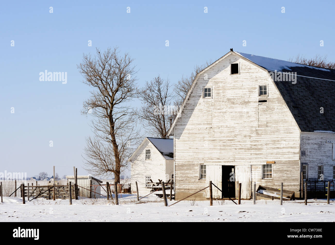 USA-Illinois-Winter-Szene des Mittelwestens Bauernhof gut verwitterte Scheune Stockfoto