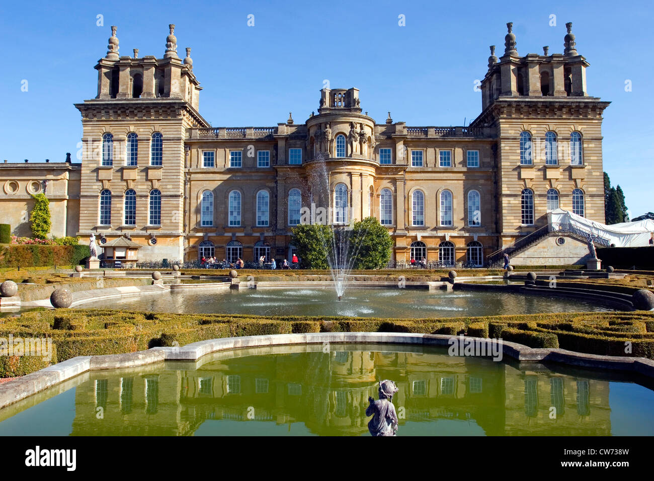 Blenheim Palace mit Seen und Brunnen im Vordergrund, Vereinigtes Königreich, England Stockfoto
