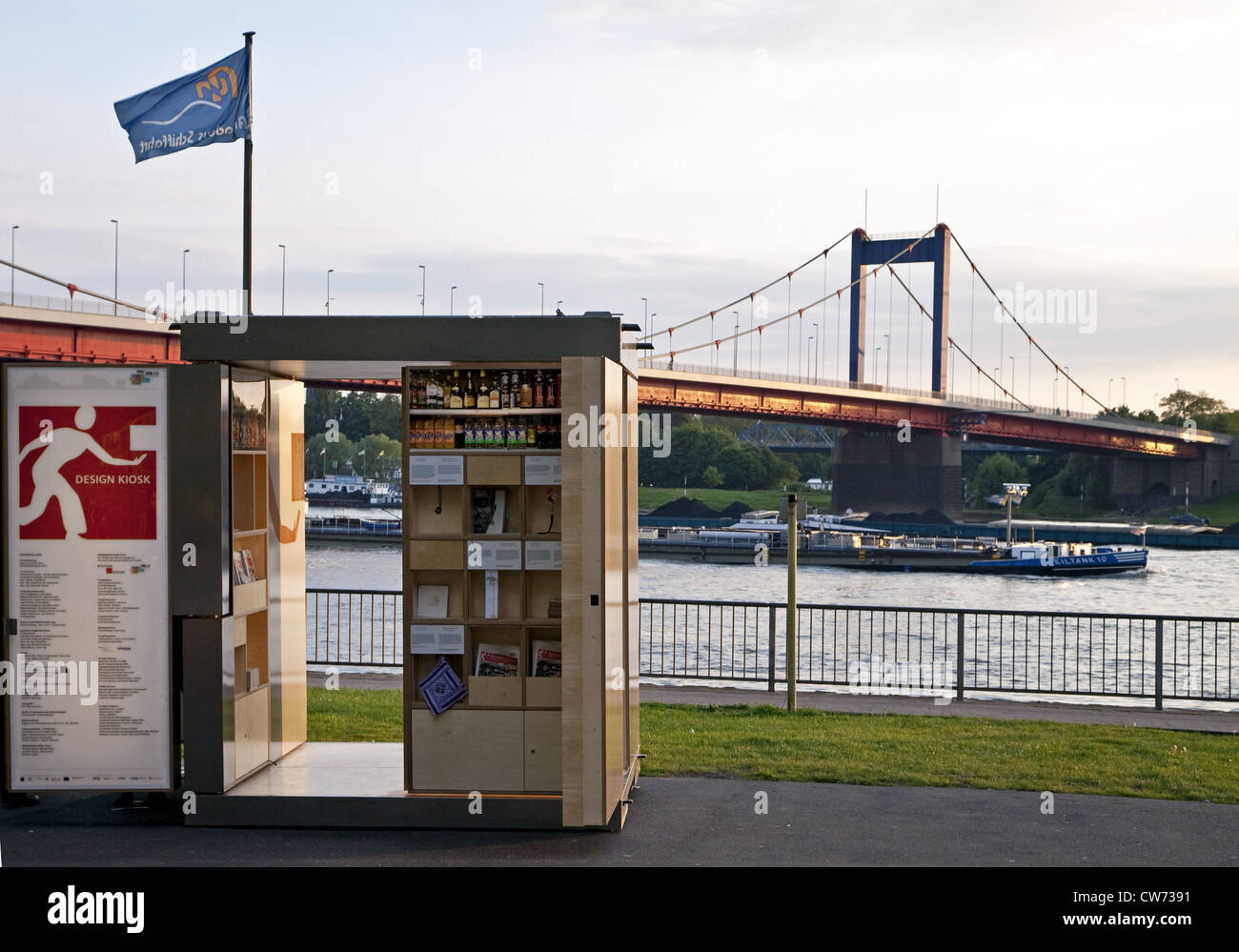 Menschen an einem Design-Kiosk vor der Friedrich-Ebert-Brücke, Duisburg, Ruhrgebiet, Nordrhein-Westfalen, Deutschland Stockfoto