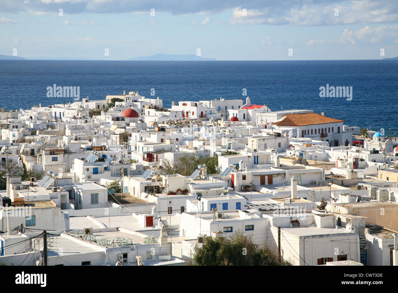 Mit Blick auf Mykonos-Stadt (Chora) auf der Insel Mykonos in Richtung Ägäis. Stockfoto