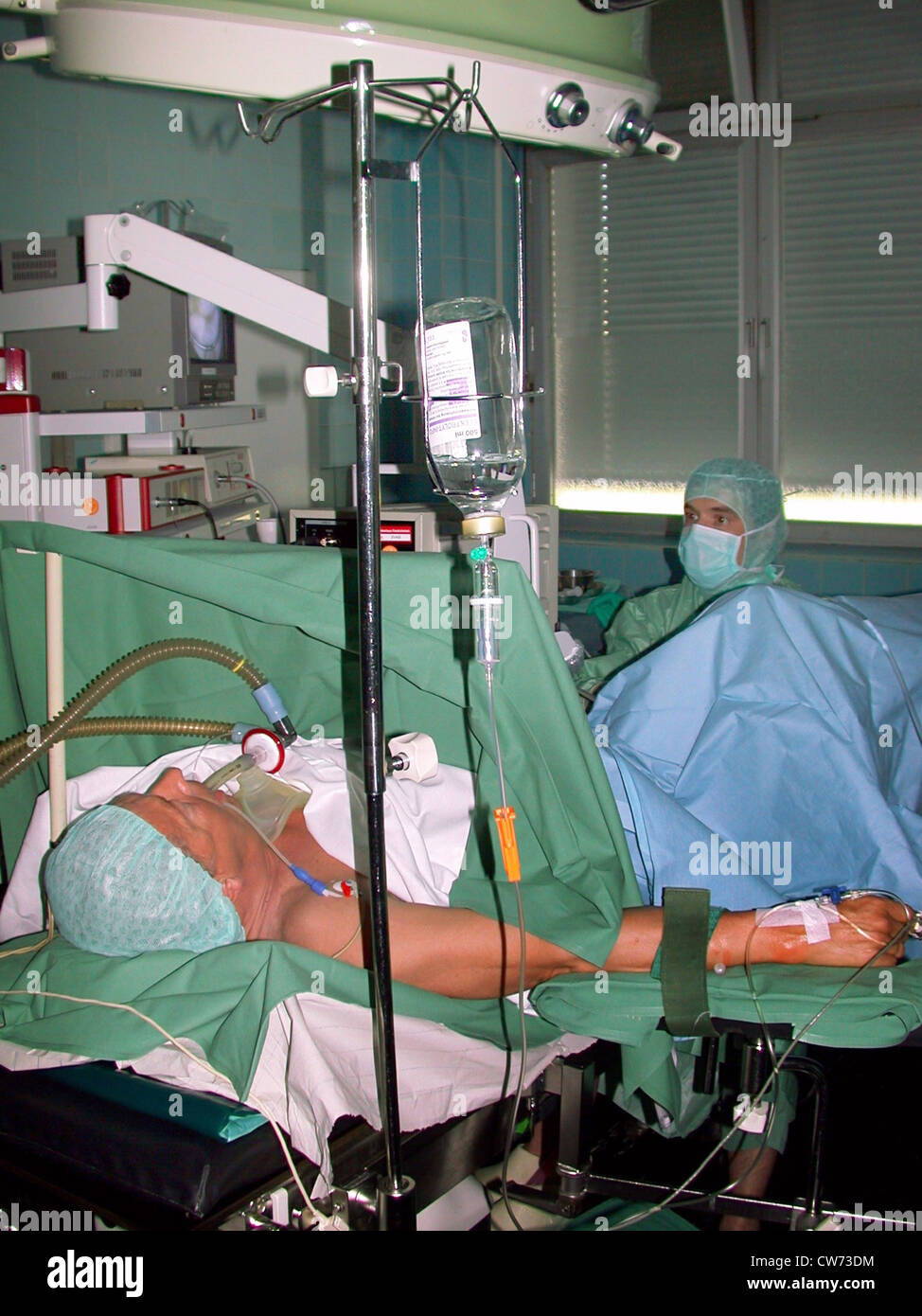 narcotised Mann betrieben wird Stockfoto