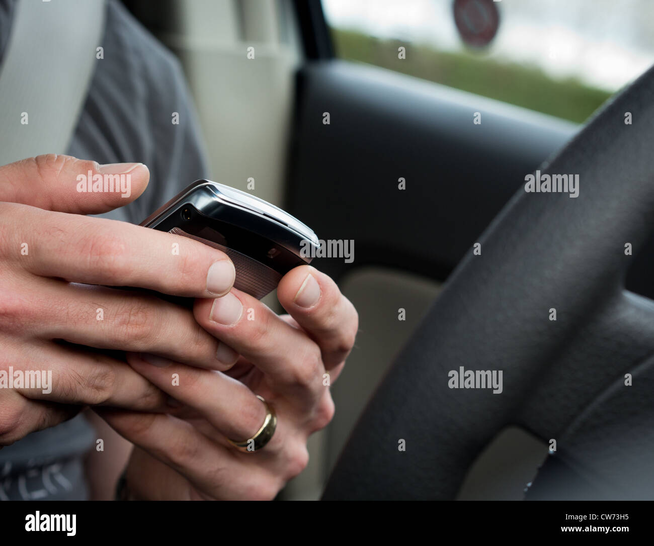 Fahren abgelenkt - SMS auf Smartphone Stockfoto