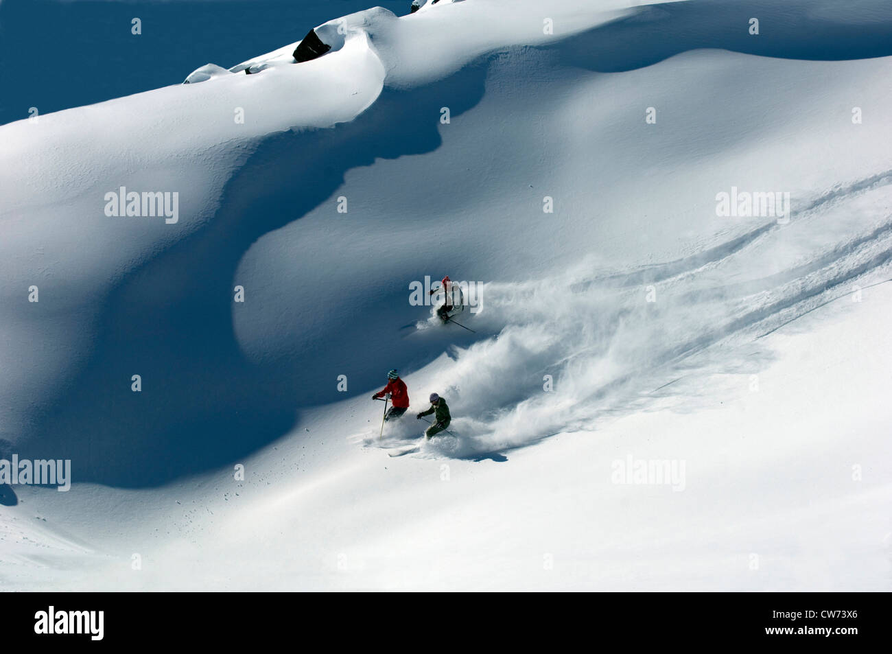 drei Skifahrer Tiefschnee Skifahren, Frankreich Stockfoto