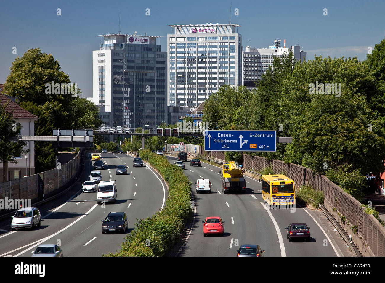 Autobahn A40 mit Gebäuden von Evonik, Deutschland, Nordrhein-Westfalen, Ruhrgebiet, Essen Stockfoto
