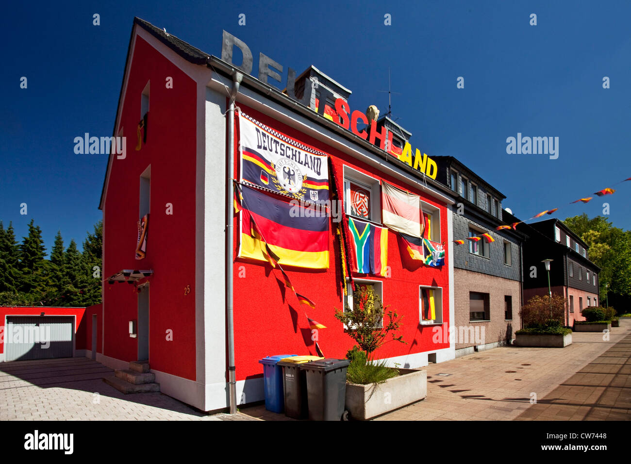 Haus an der Autobahn A40 mit deutschen und südafrikanischen Flaggen geschmückt und schreiben Deuschland, Germany, North Rhine-Westphalia, Ruhrgebiet, Essen Stockfoto