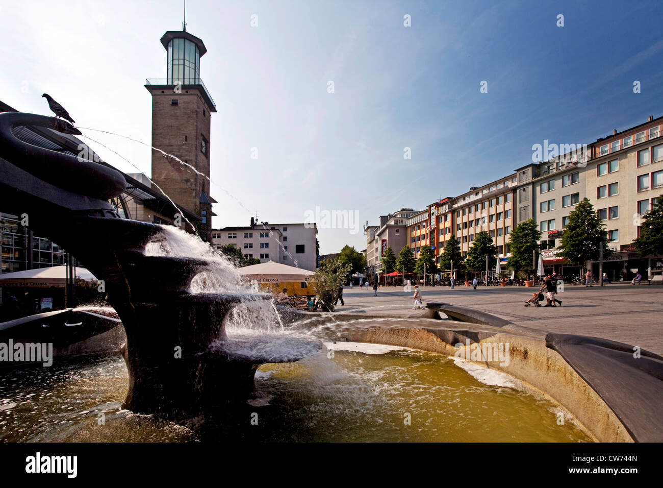 Brunnen mit Taube auf der Friedrich-Ebert-Platz mit Turm des Rathauses ...