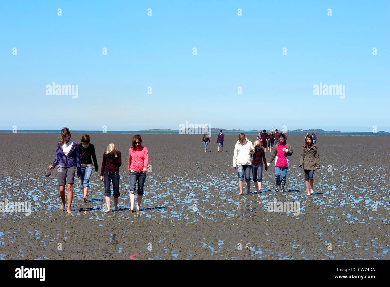 Gezeiten flache Wanderer in Sahlenburg, Neuwerk Insel im Hintergrund, Deutschland, Niedersachsen, Cuxhaven Stockfoto