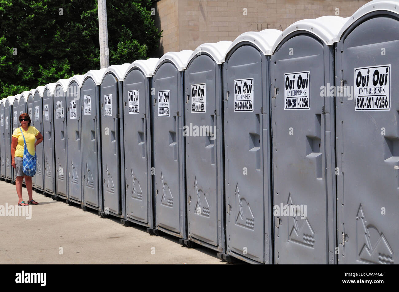 Eine Reihe von grauen tragbare Toiletten im Geschmack von Chicago Street Festival. Chicago, Illinois, USA. Stockfoto