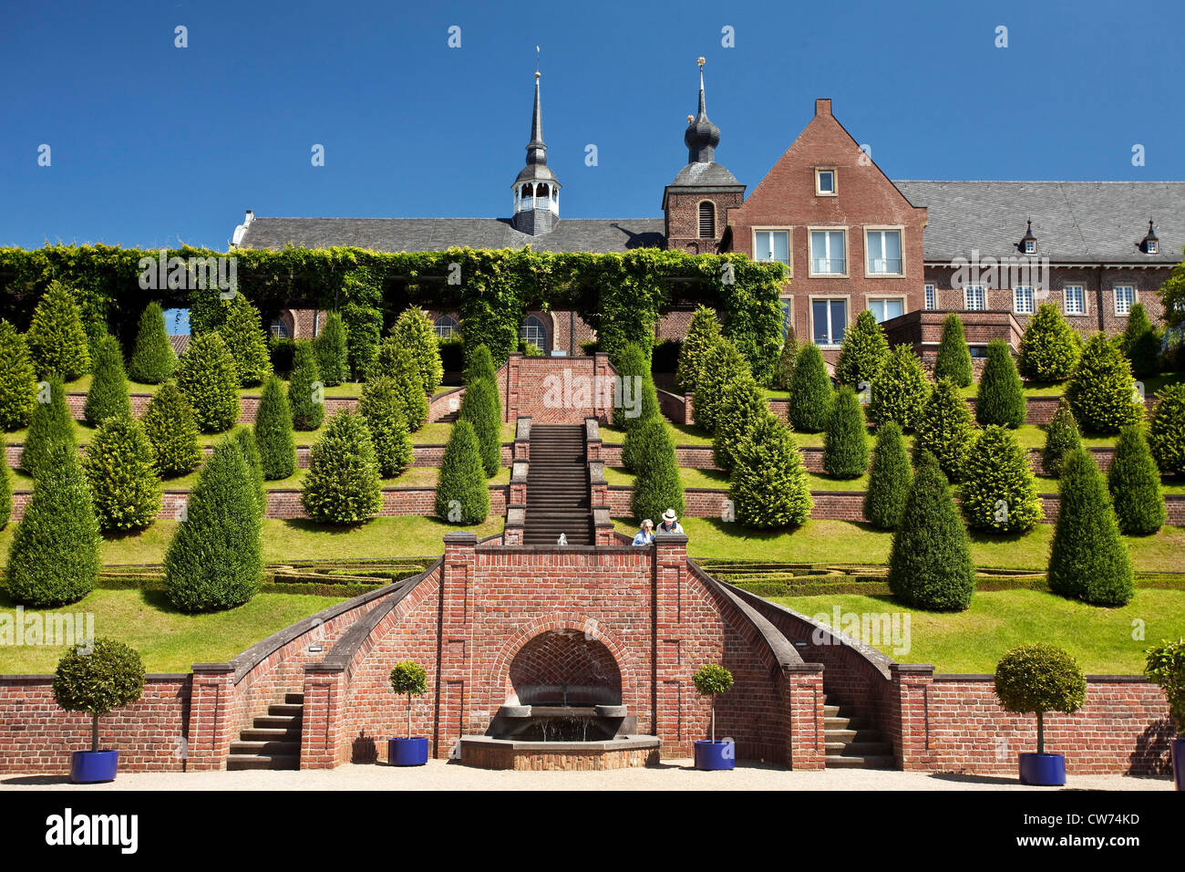 Ältere Paare in den barocken Gärten mit Kloster Kamp, Deutschland, Nordrhein-Westfalen, Ruhrgebiet, Kamp-Lintfort Stockfoto