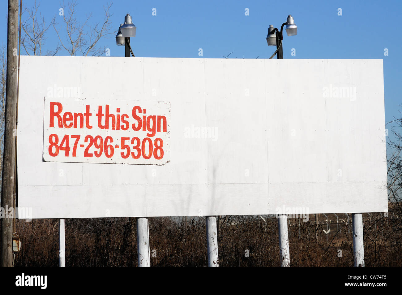 Bensenville, Illinois, USA. Eine ehrwürdige kommerziellen Werbetafel mit einem sauberen Schiefer, auf der Suche nach einem Anzeigenkunden. Stockfoto