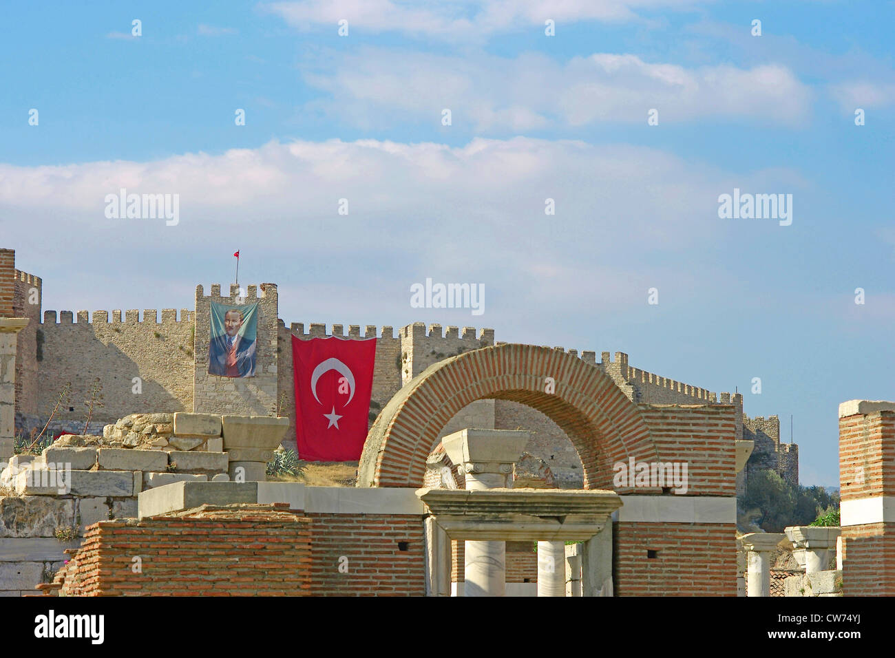 Basilika des Hl. Johannes mit türkischer Flagge und Fahne mit Kemal Atatürk, Türkei, Westanatolien, Selcuk Stockfoto