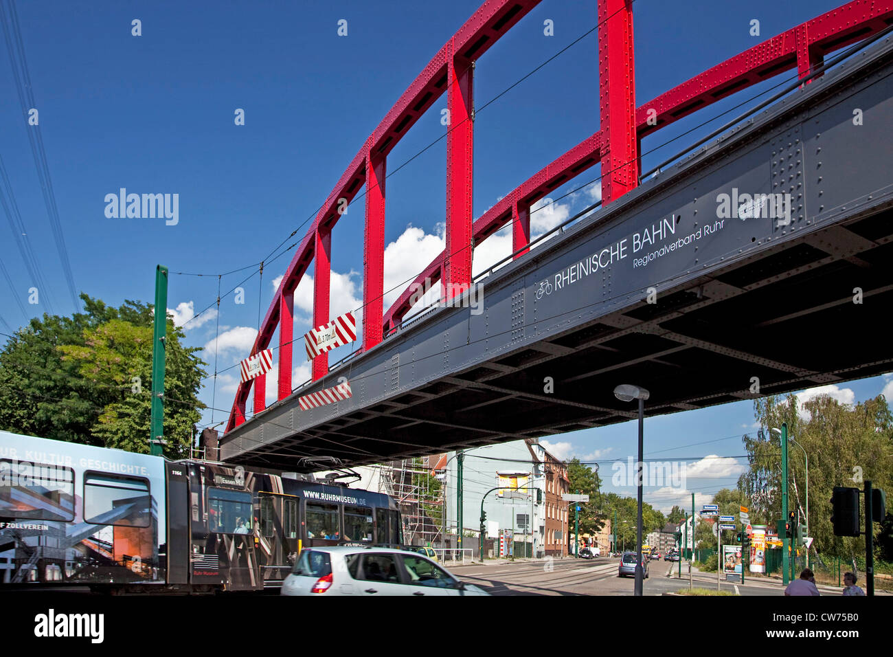 Beschriften Sie Rheinische Bahn mit Logo des RVR auf einer Brücke in Altendorf, Deutschland, Nordrhein-Westfalen, Ruhrgebiet, Essen Stockfoto