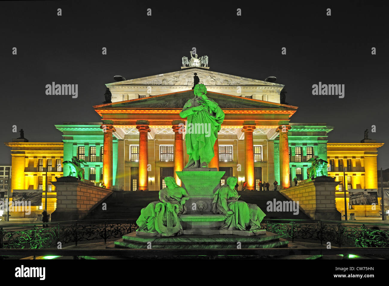 Schiller-Denkmal vor dem Konzerthaus am Gendarmenmarkt beleuchtet für Festival der Lichter 2009, Deutschland, Berlin Stockfoto