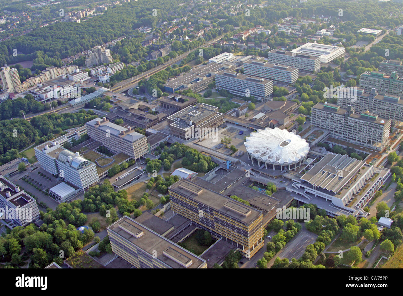 Ruhr-Universität Bochum mit Audimax, Einkaufszentrum Unicenter auf der linken Seite, Bochum, Ruhrgebiet, Nordrhein-Westfalen, Deutschland Stockfoto
