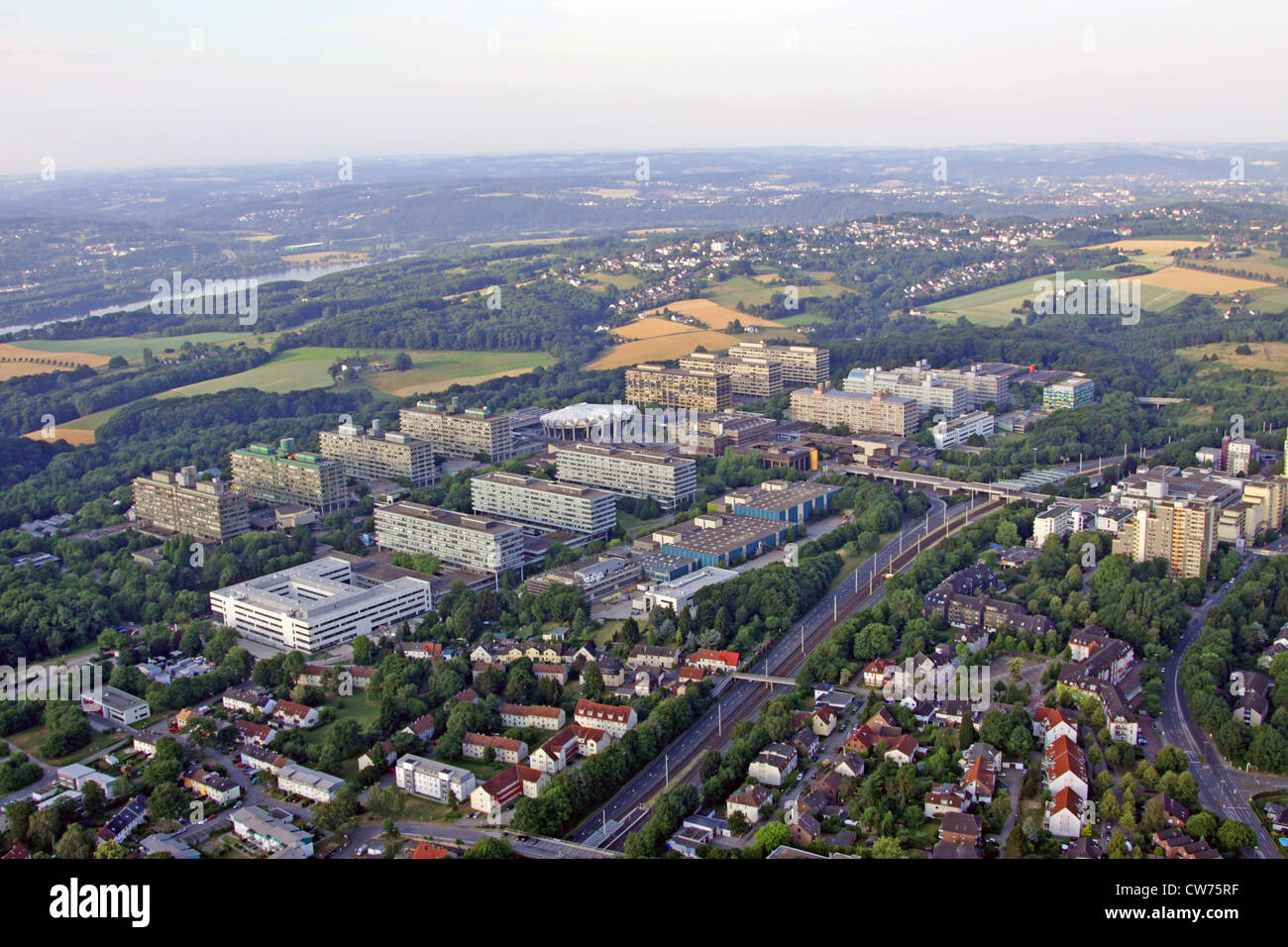 Ruhr-Universität Bochum mit Einkaufszentrum Unicenter (rechts), Kemnader See und Witten in den Hintergrund, Ruhrgebiet, Bochum Stockfoto