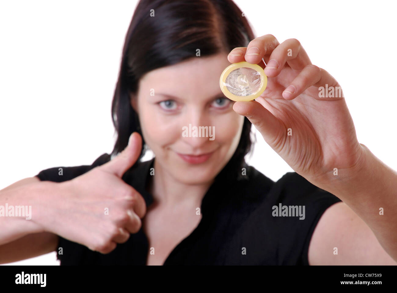 Frau zeigt ein Kondom Stockfoto