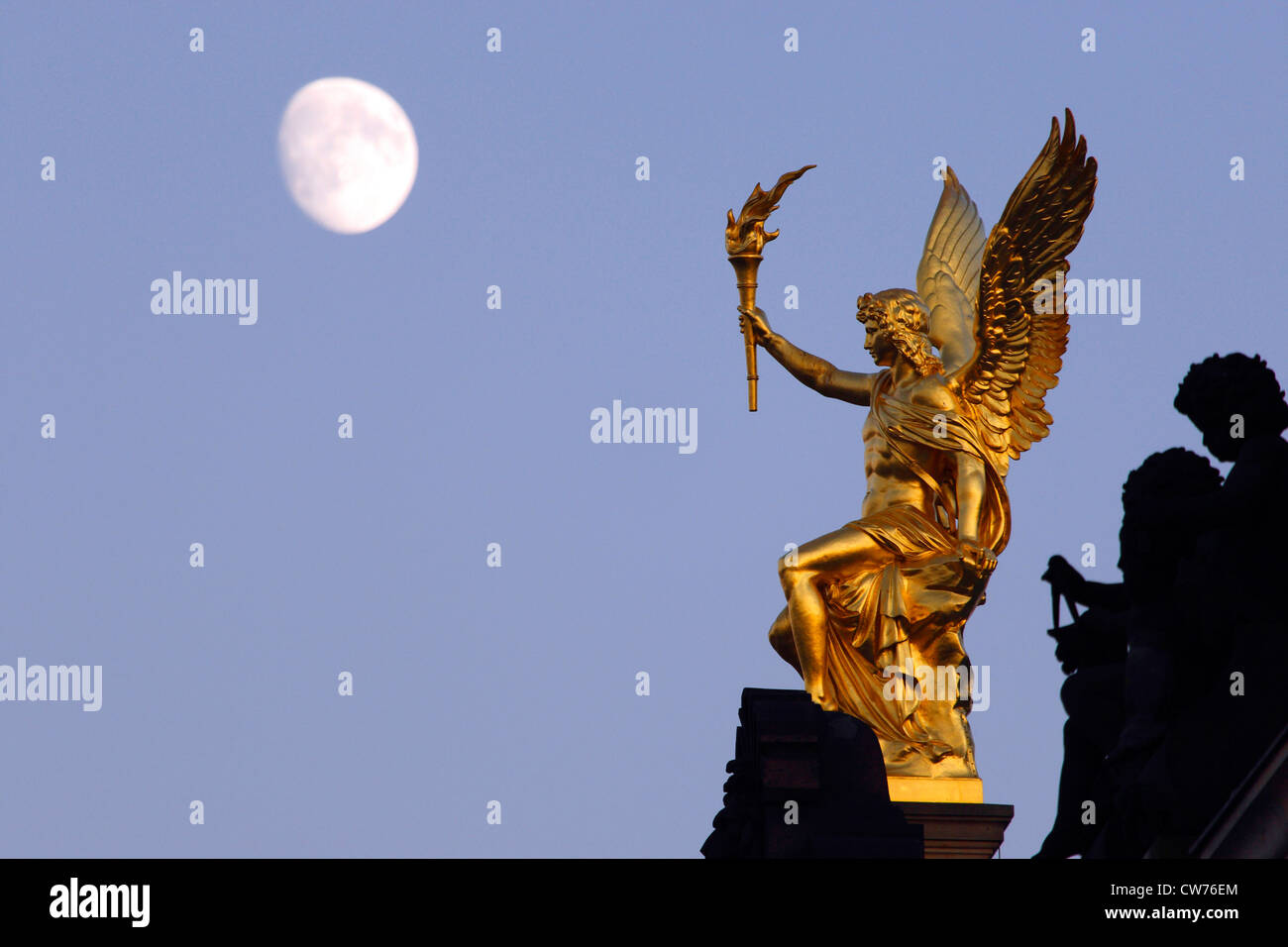 Goldene Skulptur an der Akademie der bildenden Künste mit Mond, Deutschland, Sachsen, Dresden Stockfoto