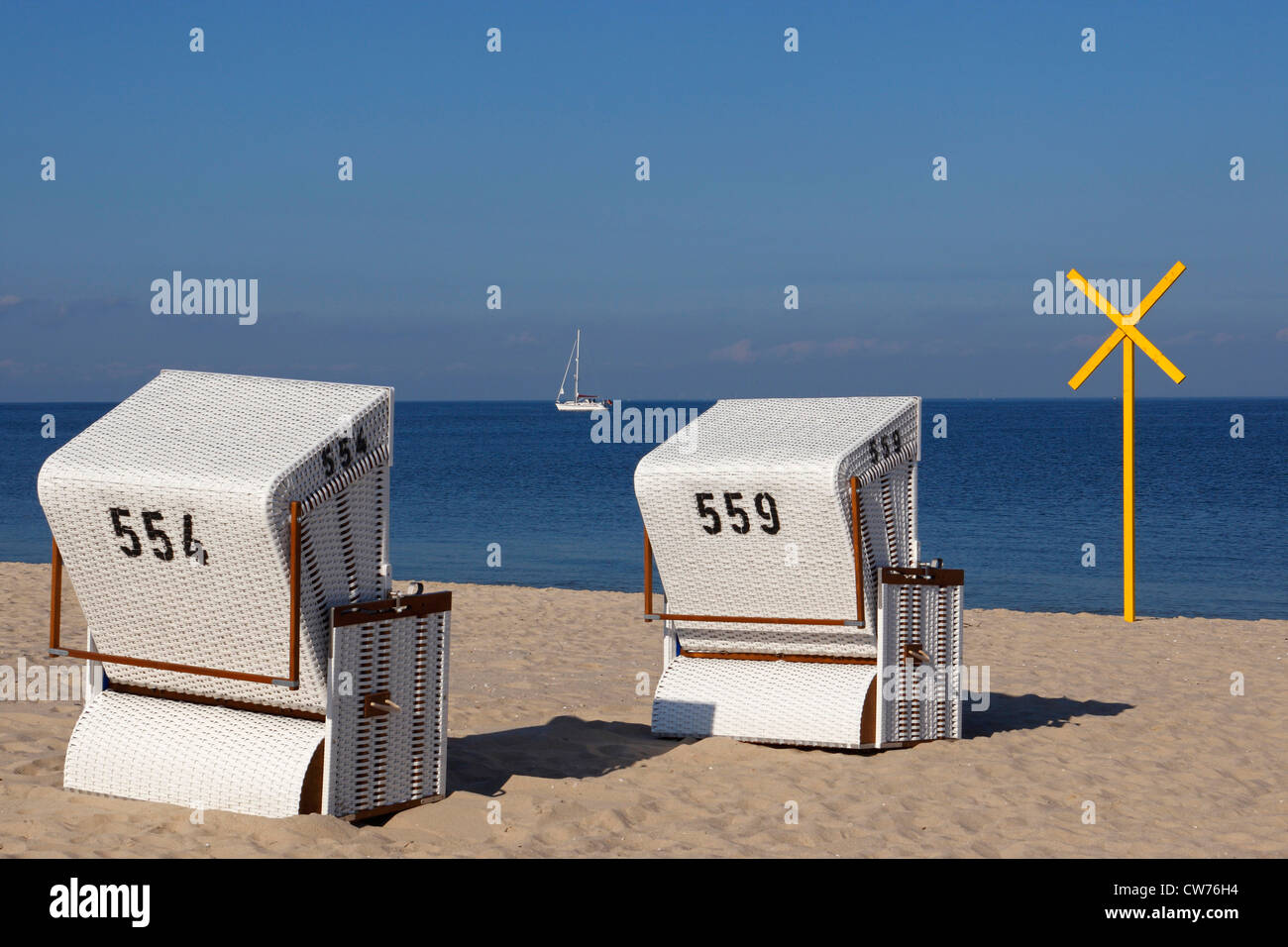 Strandkörbe und gelben Kreuz, Zeichen für Sporn Deiche, Deutschland, Schleswig-Holstein, Sylt Stockfoto