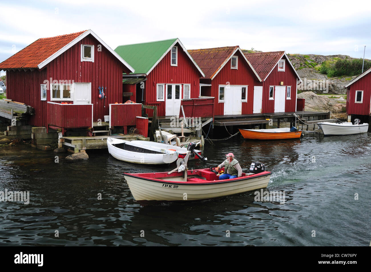 Angelboot/Fischerboot vor Angeln Hütten, Schweden, Bohuslaen, Smoegen Stockfoto