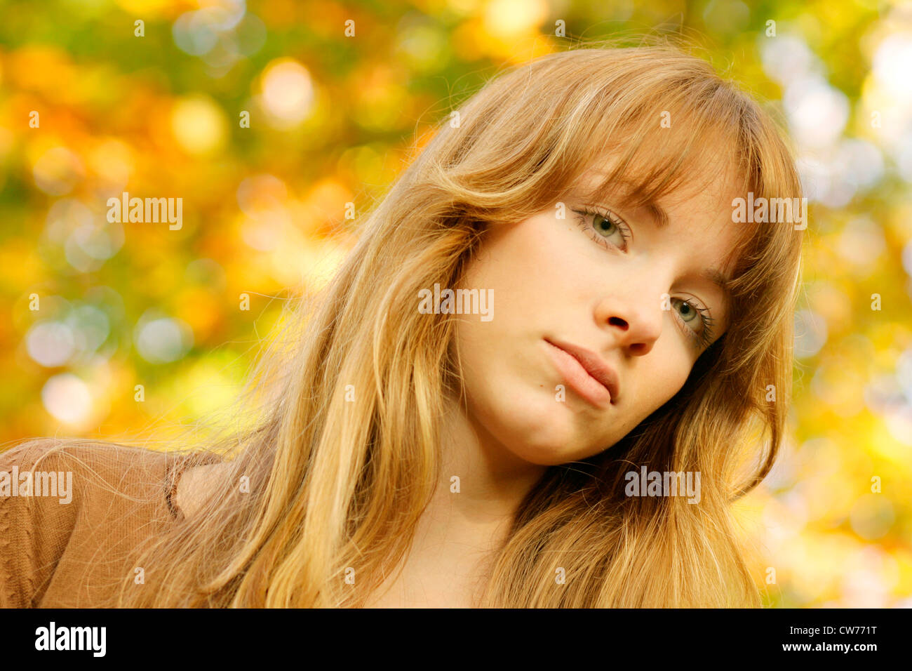 junge Frau mit langen braunen Haaren im Herbst Stockfoto
