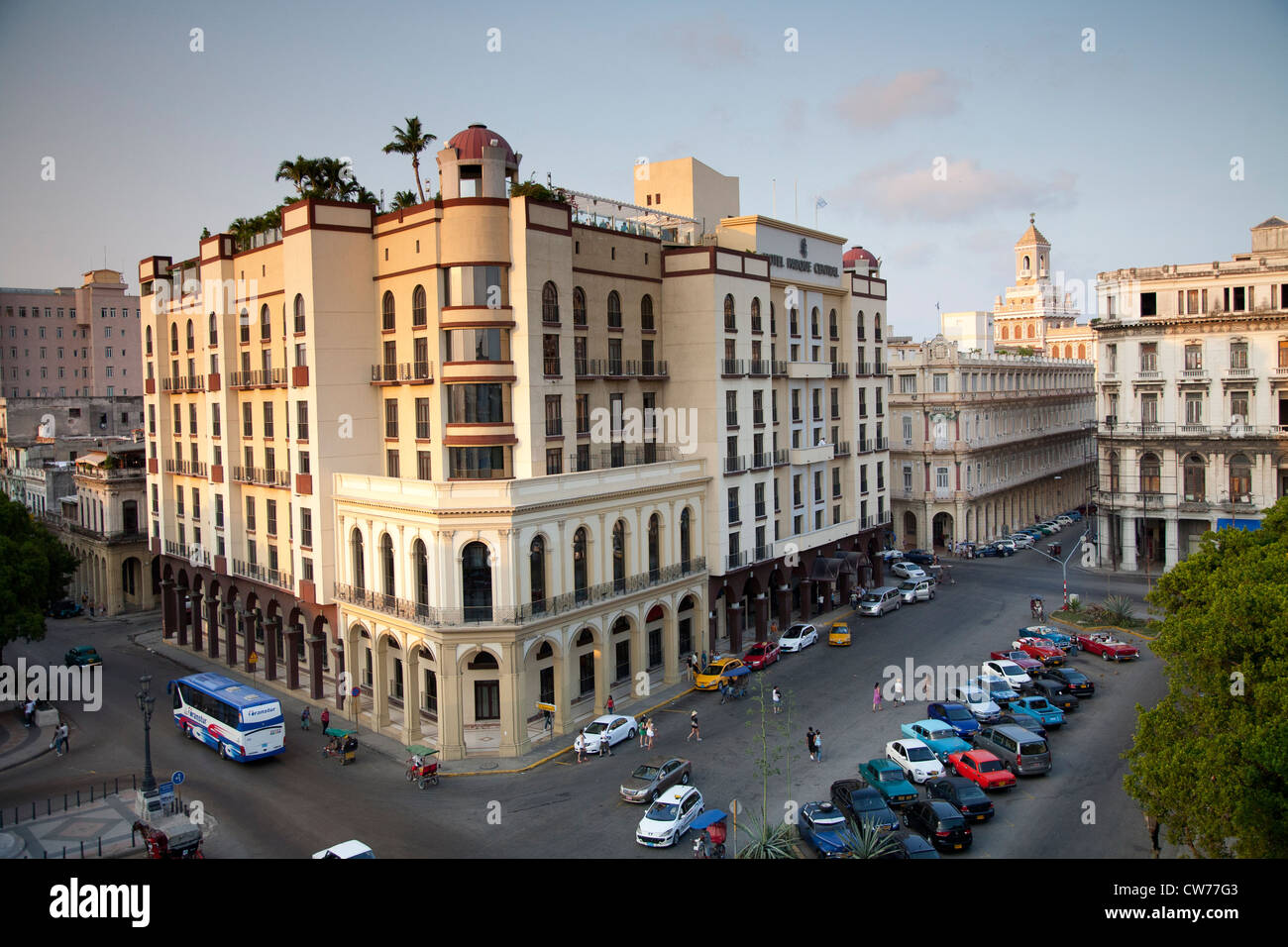 Luftaufnahme des Hotel Parque Central in Alt-Havanna-Kuba mit Bacardi Building im Hintergrund Stockfoto