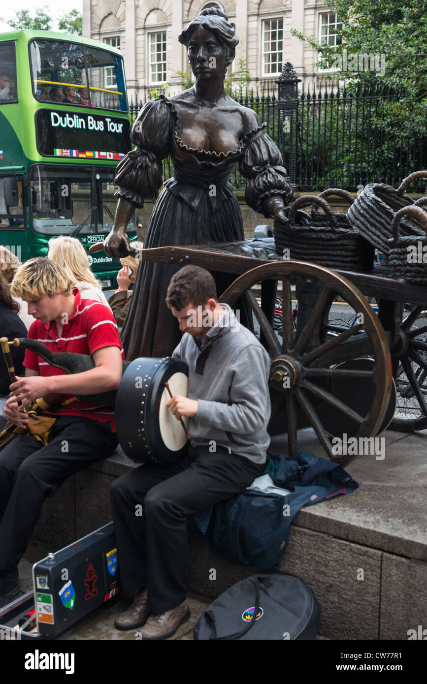 Dublin Irland - Buskers in Bronze-Statue von Molly Malone auf der Grafton Street, neben Trinity College, von dem Bildhauer Jeanne Rynhart. Stockfoto