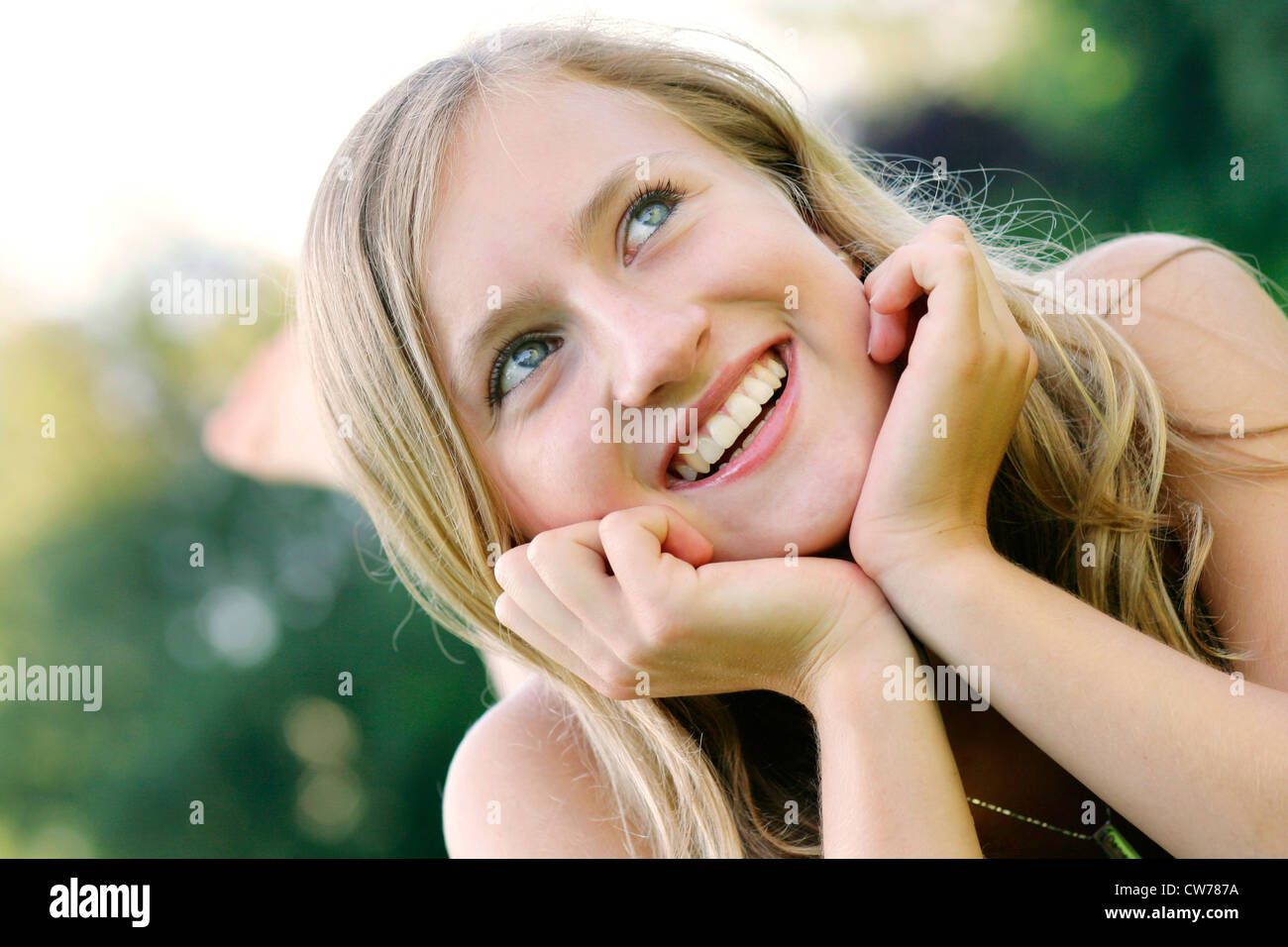 junges Mädchen auf einer Wiese liegend Stockfoto