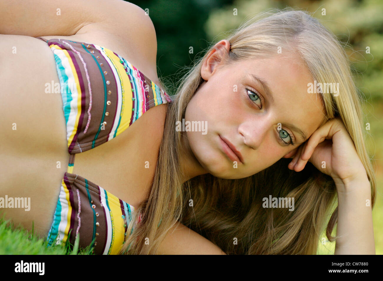 junges Mädchen im Bikini, auf einer Wiese liegend Stockfoto