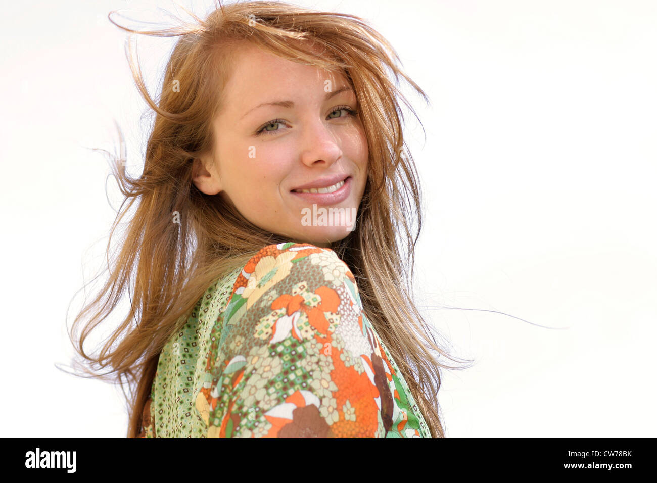 nette junge Frau mit hellbraunen Haaren, Lächeln Stockfoto
