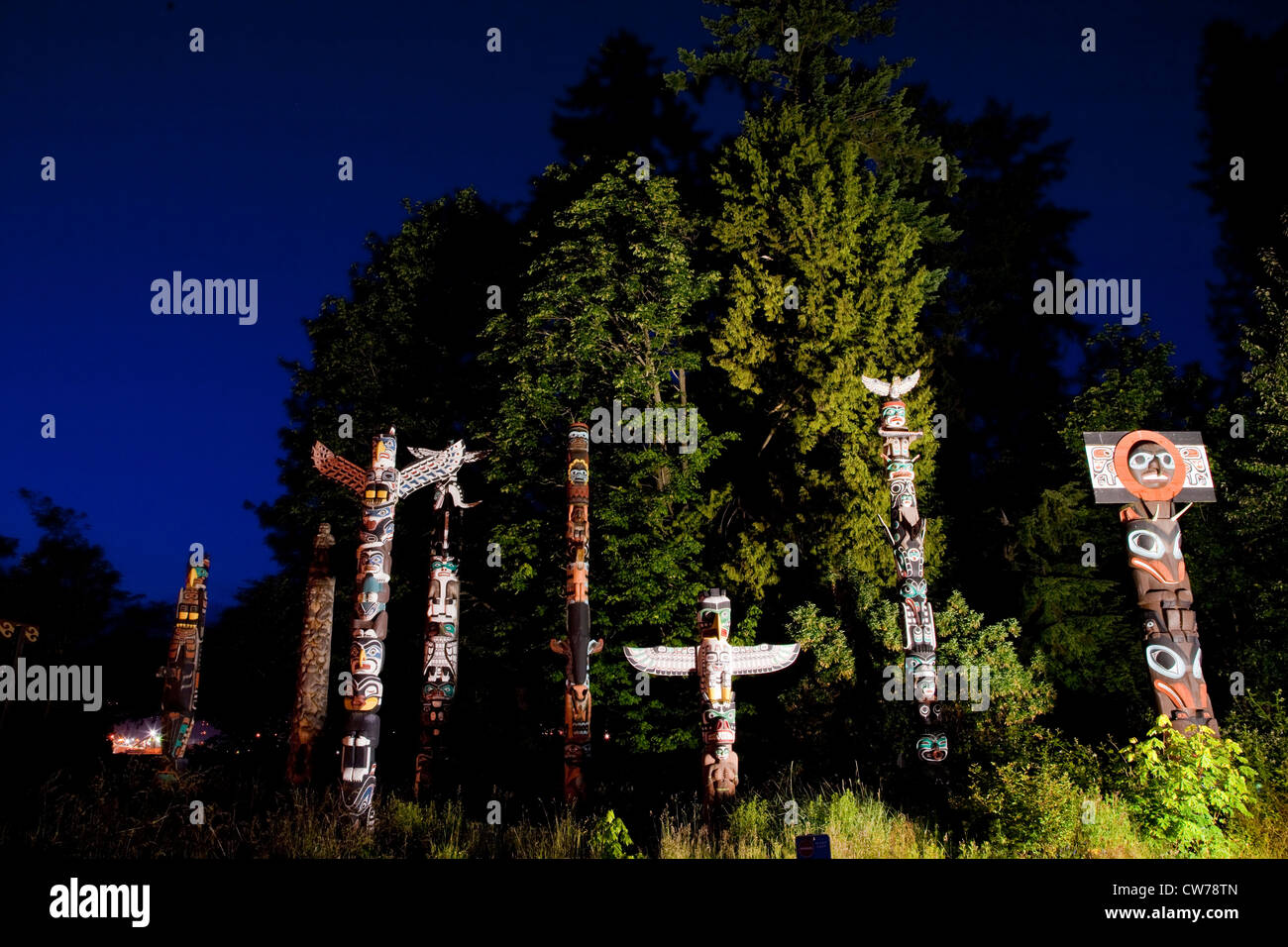Totempfähle im Stanley Park in der Nacht, Kanada, British Columbia, Vancouver Stockfoto