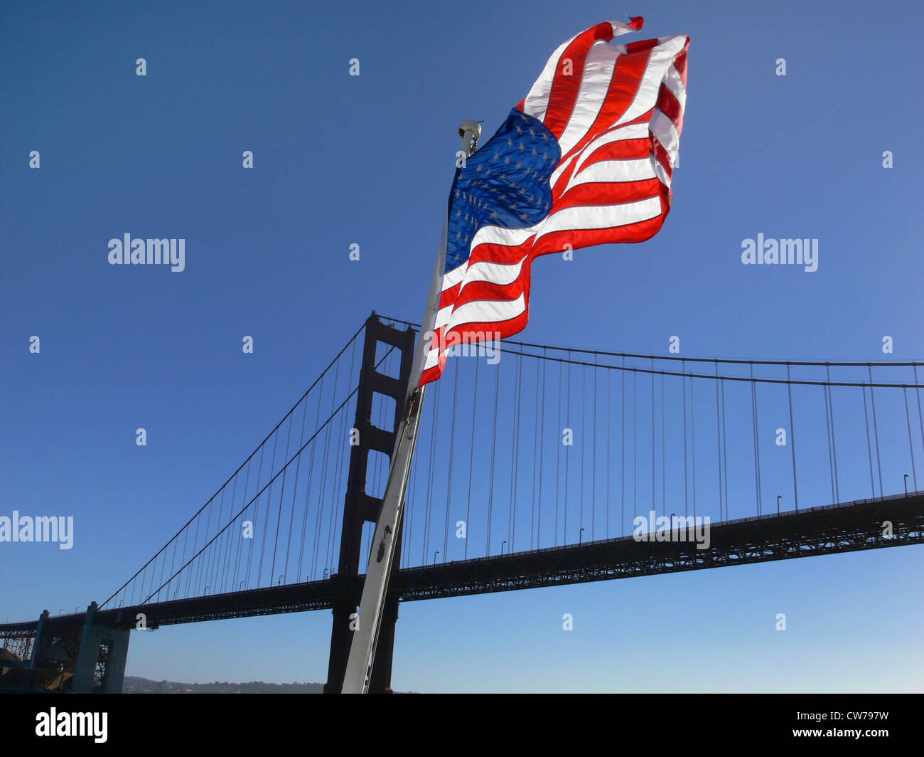 Flagge der USA vor der Golden Gate Bridge, USA, Kalifornien, San Francisco Stockfoto