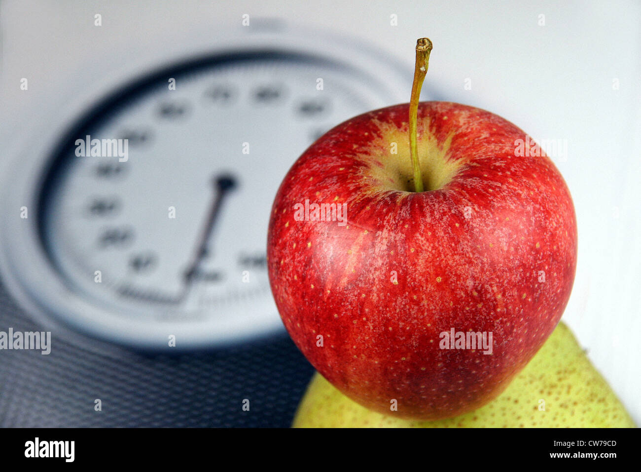 Früchte mit Personenwaage Stockfoto