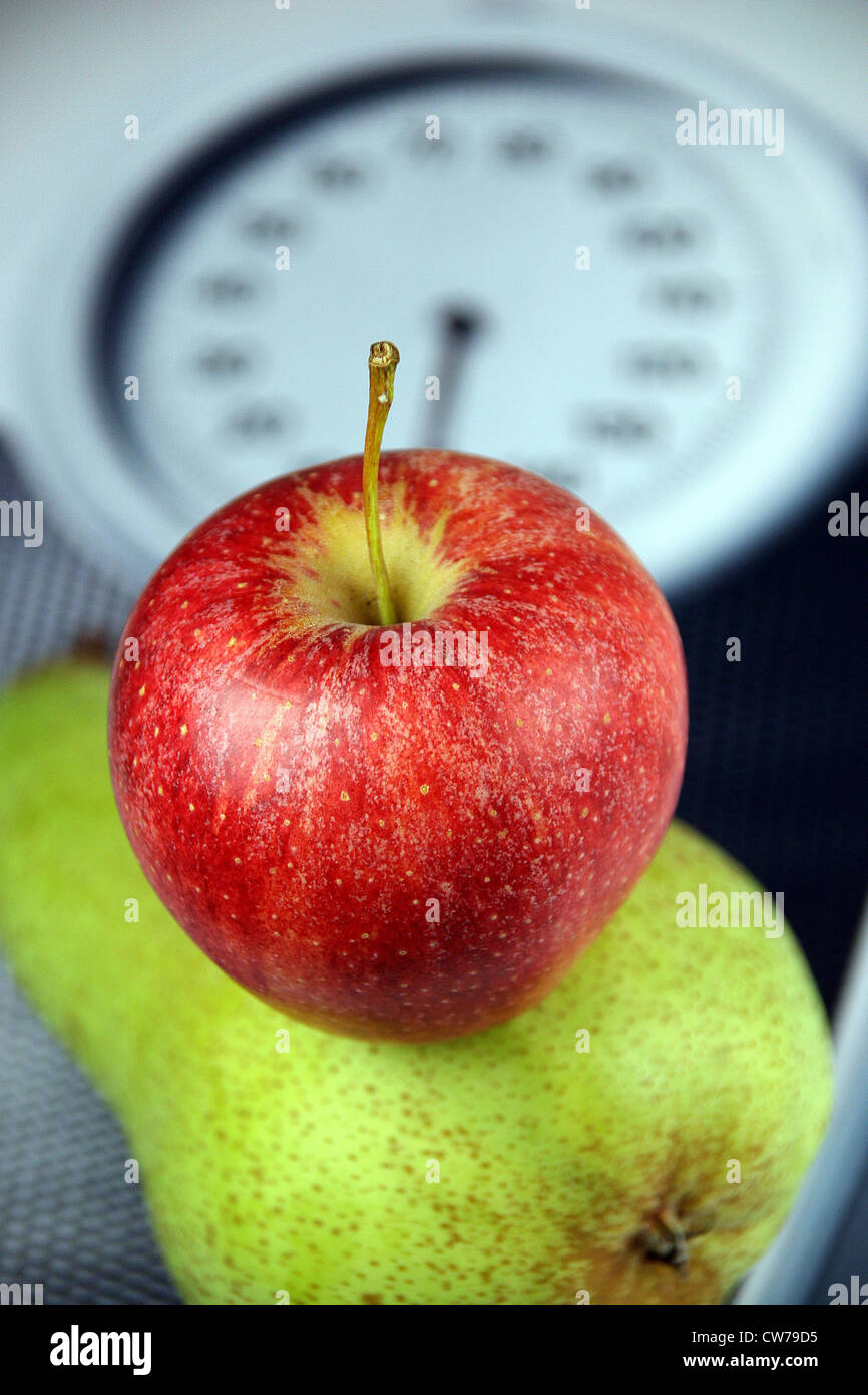 Früchte mit Personenwaage Stockfoto