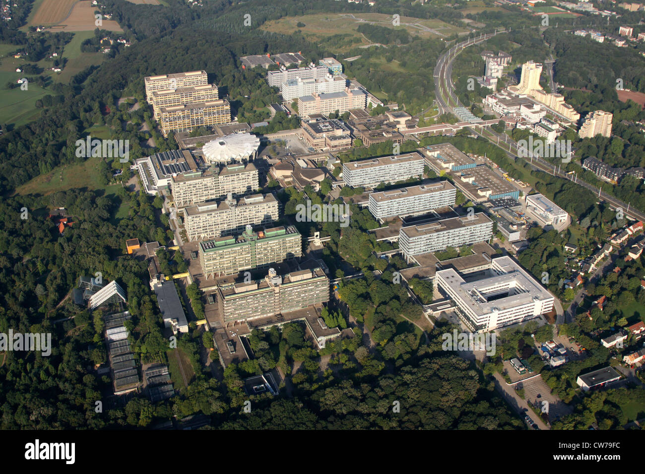 Ruhr-Universität Bochum, Blick von Osten, mit botanischen Garten (links), Deutschland, Nordrhein-Westfalen, Ruhrgebiet, Bochum Stockfoto