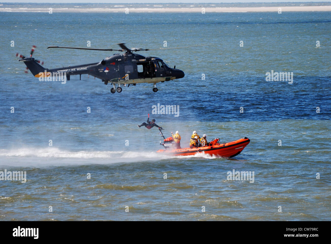 Hubschrauber fliegen Lebensretter zu Beschleunigung Rubber Boot, Niederlande, Den Helder Stockfoto