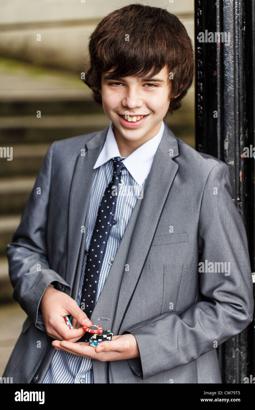 Teenager mit seinem Glücksspiel-chips Stockfoto