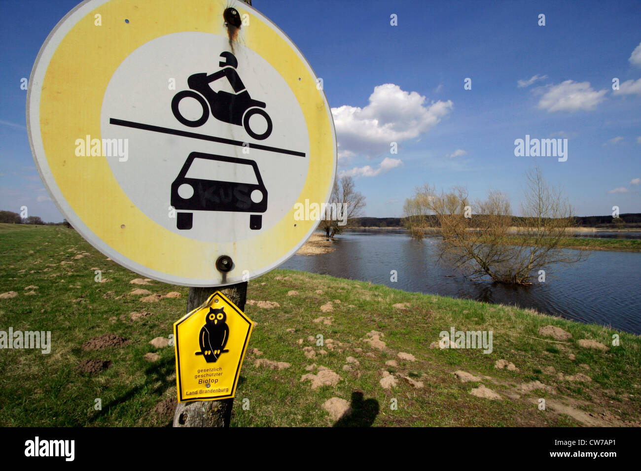 zwei Schild am Ufer, nicht durch Verkehr und Schutz der Lebensräume, Deutschland, Brandenburg, Zollbruecke Stockfoto