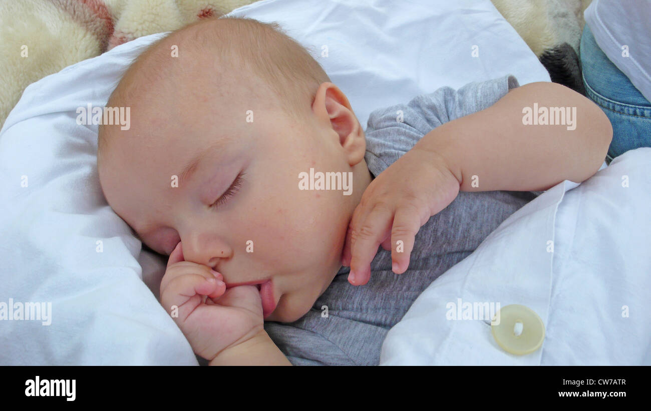 Schlafendes Baby Daumenlutschen Stockfoto