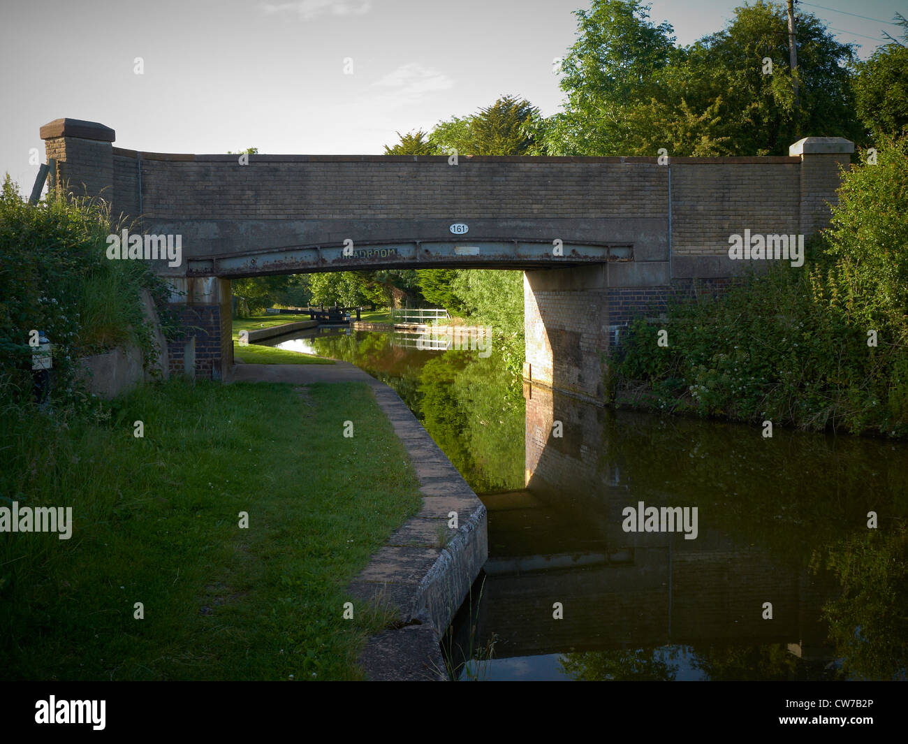 Brücke und Schloss an der Trent und Mersey Kanal in der Nähe von Elworth Cheshire UK Stockfoto