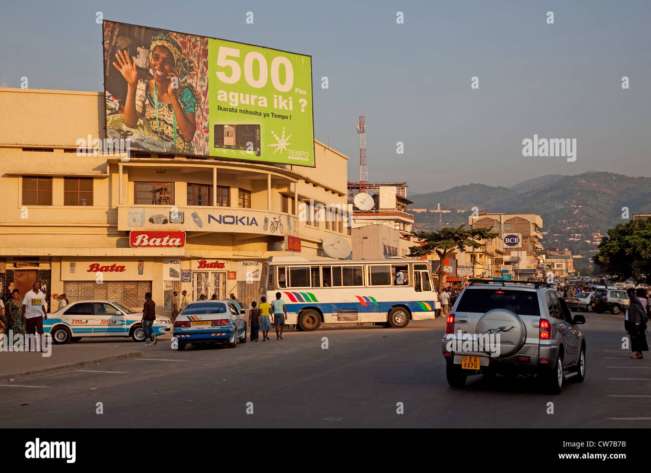 Straßenszene in der Hauptstadt mit kleinen Geschäften in der Nähe der Hauptmarkt, Bujumbura Burundi, Bujumbura Marie Stockfoto