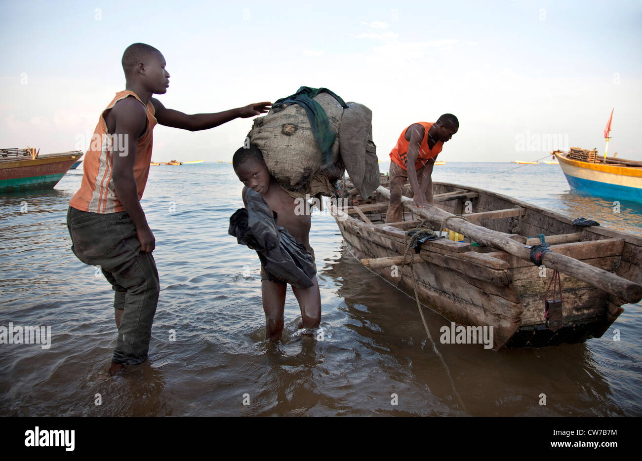 jungen tragen meschotschek voller Fischernetze an das Ufer am Morgen nach einer durchzechten Nacht Angeln, Burundi, Nyanza Lac, Mvugo, Nyanza Lac Stockfoto
