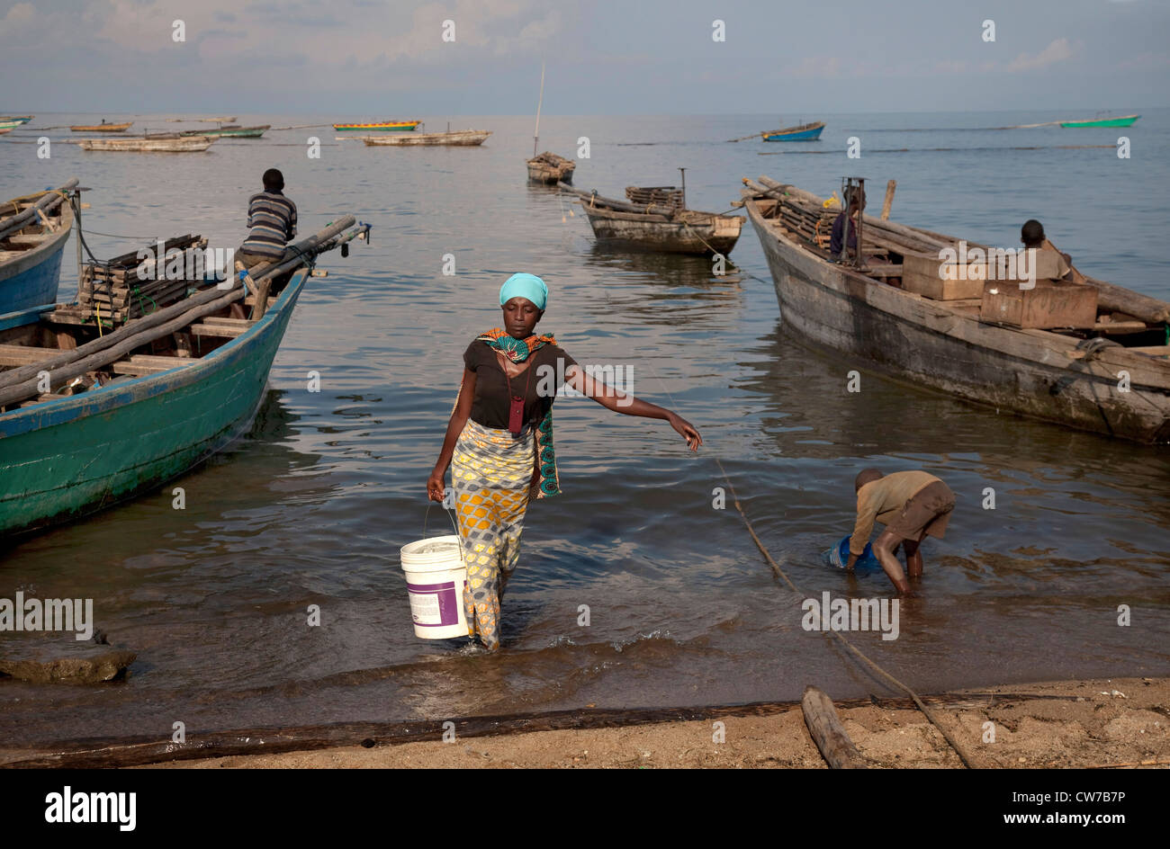 Frau bringt einen Eimer mit Wasser, Burundi, Mvugo, Nyanza Lac Stockfoto