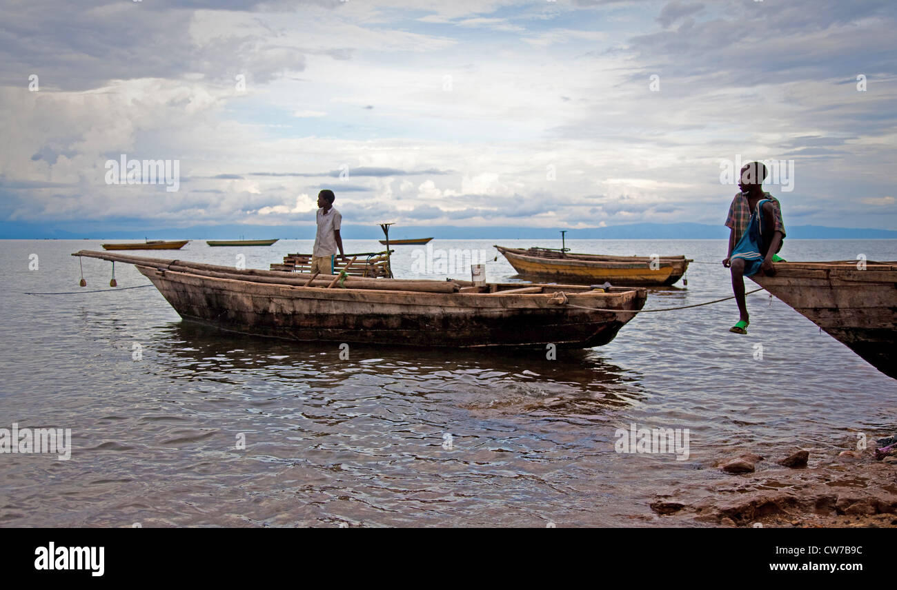 zwei jungen auf Fischerbooten am Tanganjikasee, Burundi, Makamba, Mvugo, Nyanza Lac Stockfoto
