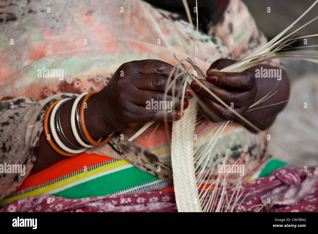 Frau Flechten einen Korb auf dem Markt, detail, Kigali, Ruanda, Nyamirambo Stockfoto